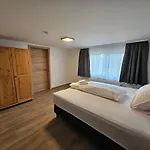 Cozy, New With 4 Beds Close To Lifts 아파트 Assachberg
