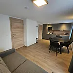 Cozy, New With 4 Beds Close To Lifts 아파트 Assachberg