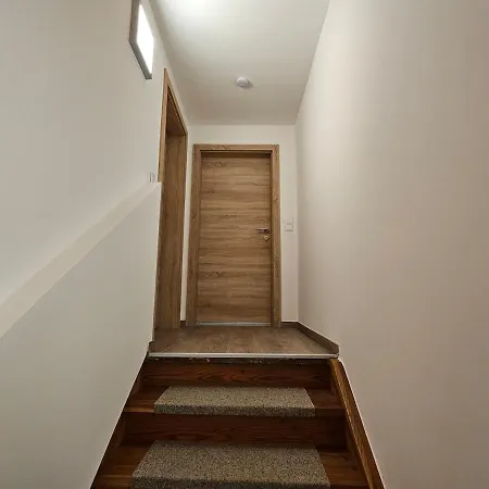 Cozy, New With 4 Beds Close To Lifts